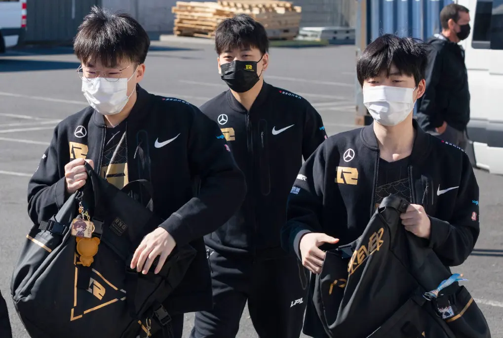 C9带队取胜！，Doinb重要时刻比赛局势复杂赛场气氛高涨-平博体育